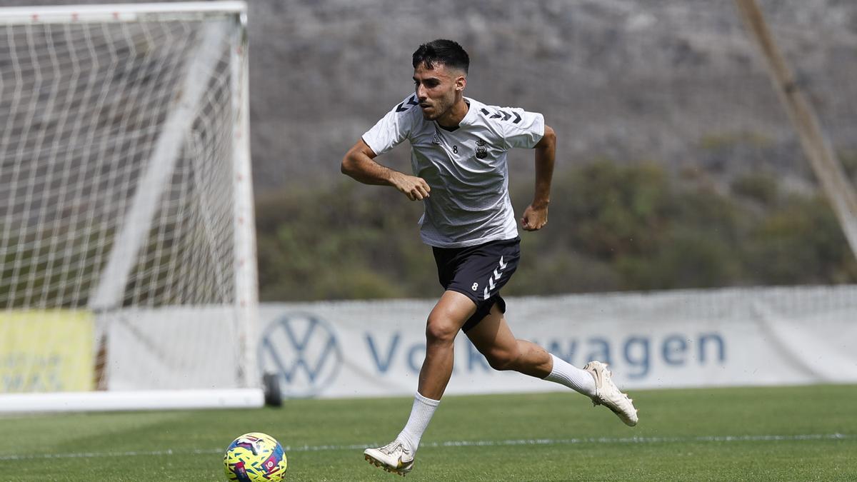 Fabio González golpea el esférico en un entrenamiento en Barranco Seco.