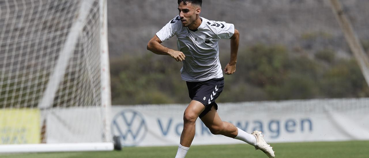 Fabio González golpea el esférico en un entrenamiento en Barranco Seco.