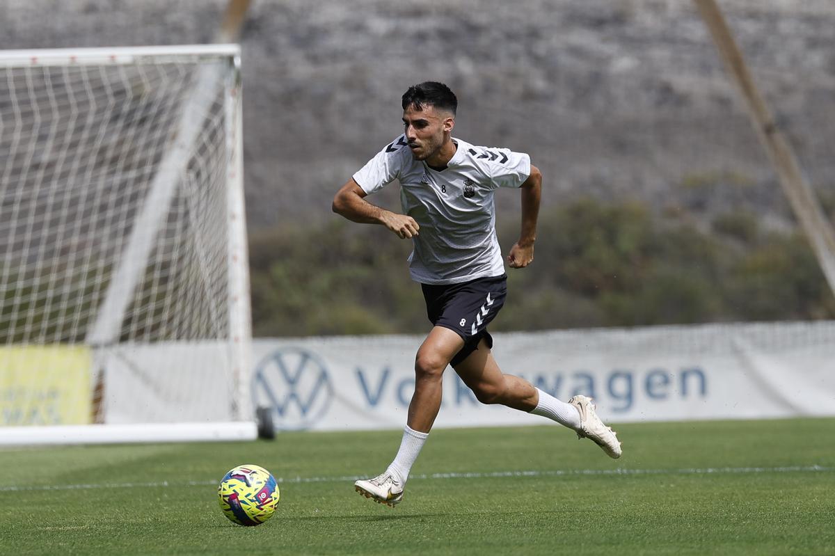 Fabio González golpea el esférico en un entrenamiento en Barranco Seco.