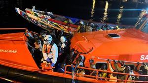 La salvamar ’Menkalinan’ traslada a 150 migrantes que fueron interceptados al sur de la isla de Tenerife.