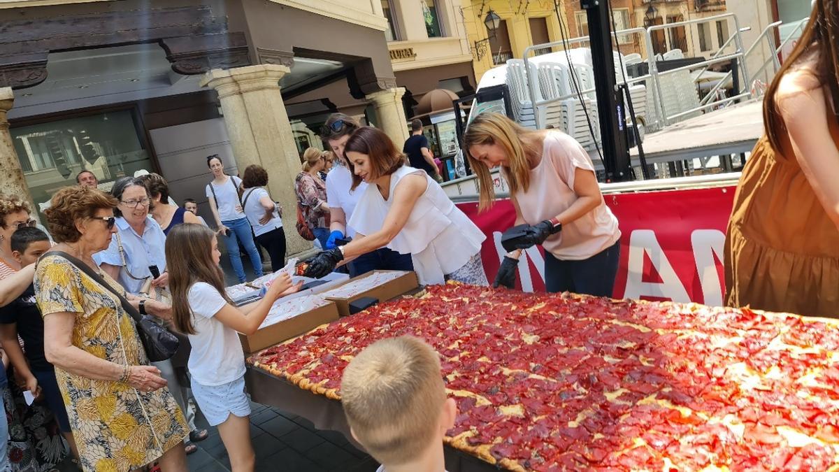 El Ayuntamiento de Teruel reparte mil raciones de &quot;regañao&quot; en la plaza del Torico