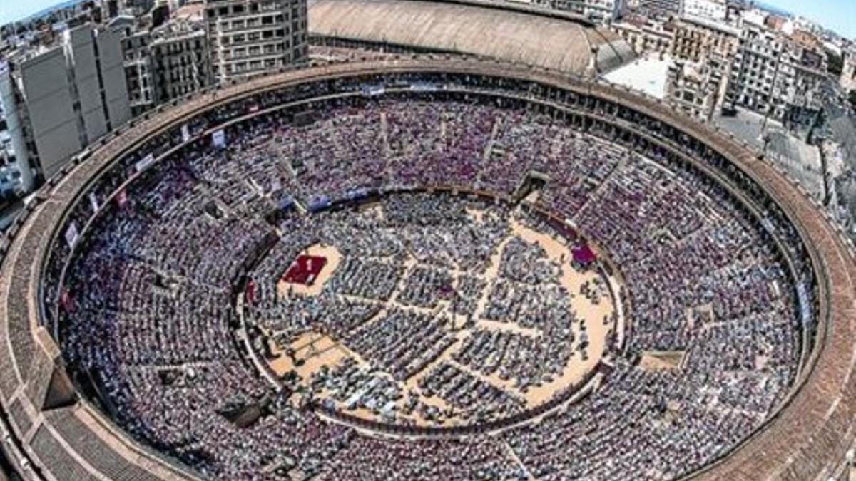 Vista de la plaza de toros de Valencia durante el acto electoral del PSOE, ayer.