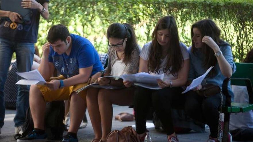 Un grupo de estudiantes, el lunes, repasando los apuntes antes de examinarse de la PAU.