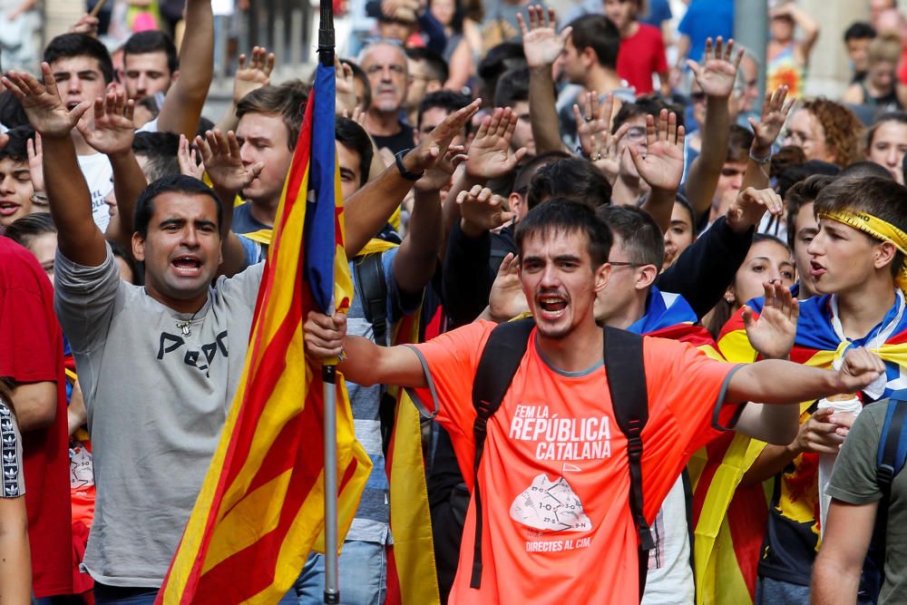 Milers de persones reivindiquen el mandat de l''1 d''octubre al centre de Barcelona