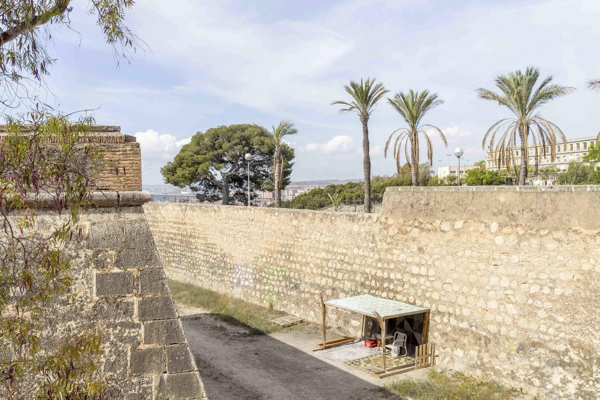 El foso del castillo San Fernando, un refugio improvisado