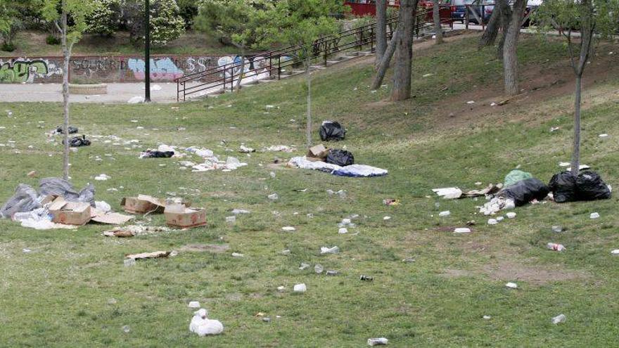 Nadie retiró la basura en el parque de Las Fuentes