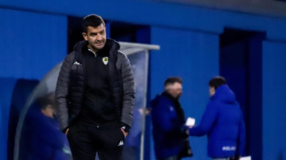 Rubén Torrecilla observa el desarrollo del partido desde su área técnica.