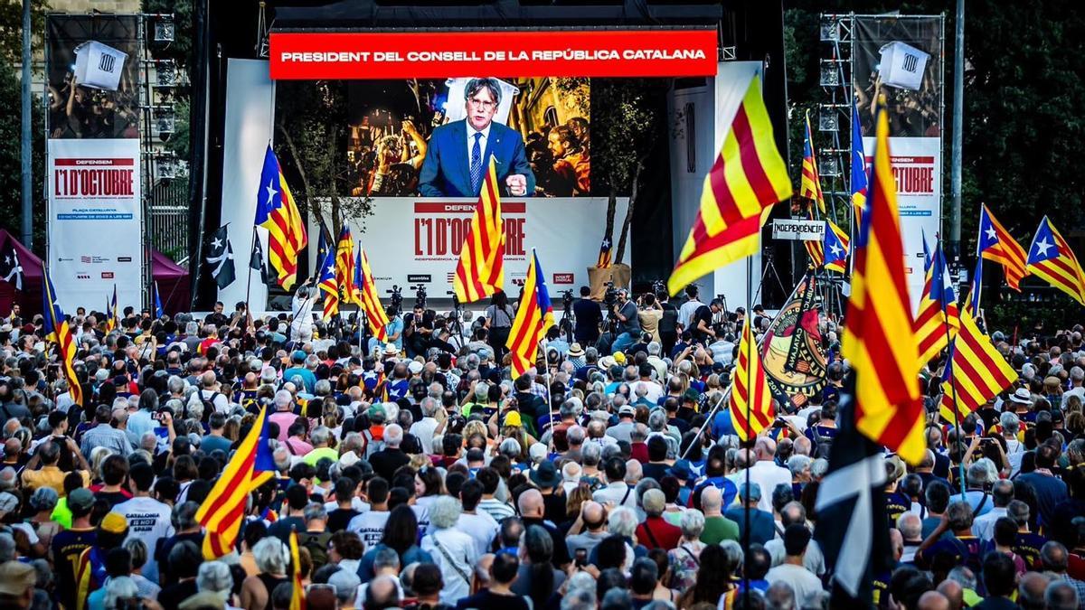Manifestantes congregados en la plaza Catalunya de Barcelona escuchan el discurso de Carles Puigdemont durante la celebración del sexto aniversario del 1-0 Manifestantes congregados en la plaza Catalunya de Barcelona escuchan el discurso de Carles Puigdemont durante la celebración del sexto aniversario del 1-0