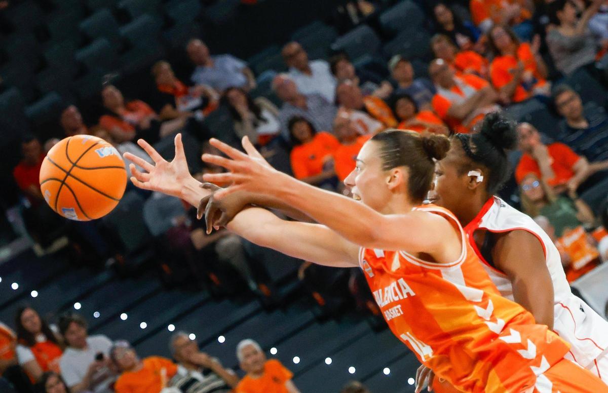 Así ha sido el regreso al Roig Arena de Awa Fam tras triunfar en el draft de la WNBA