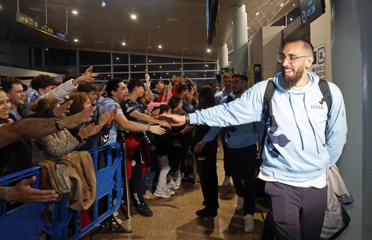 Borja Iglesias, en la llegada del Celta anoche a Peinador tras derrotar al Lyon