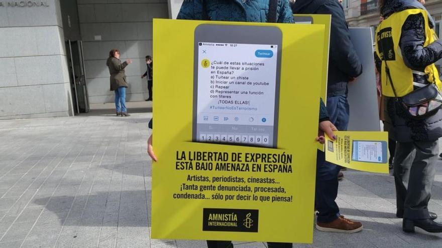 Amnistía Internacional protesta en la Audiencia contra las condenas a raperos y tuiteros