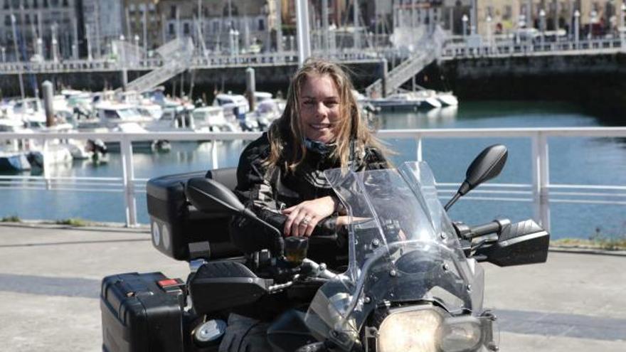 Judith Obaya, a lomos de su moto «Tola».