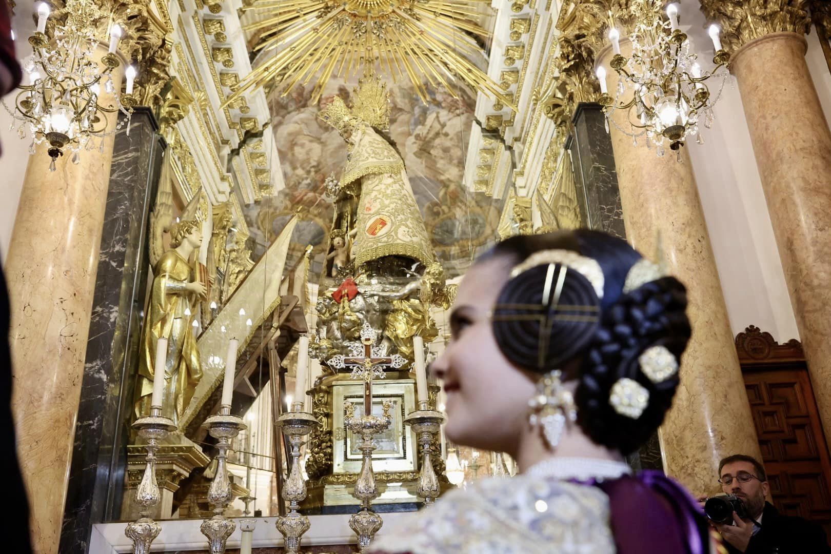 La visita a la Basílica completa la fiesta de la Exaltación en las Fallas 2023