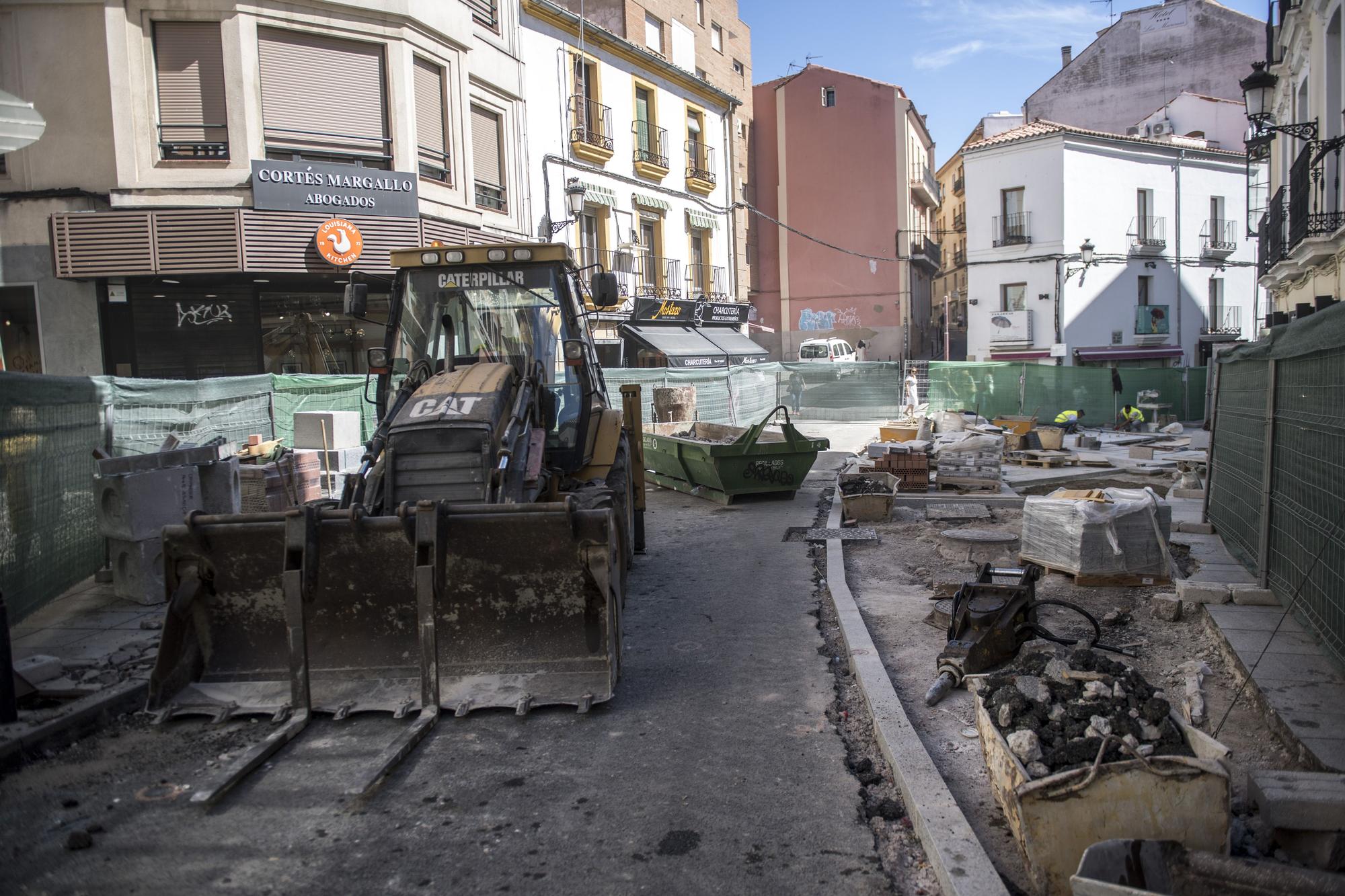 El alcalde de Cáceres visita las obras de la calle Parras