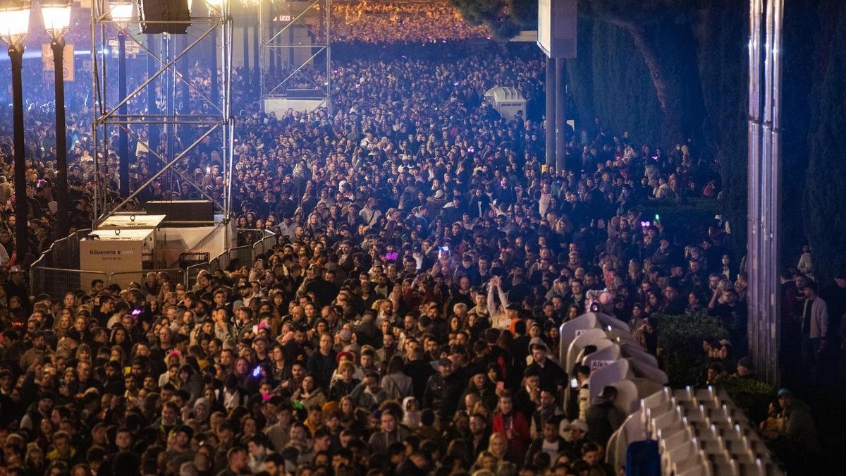 Ambiente en la fiesta de Fin de año en plaza España y Montjuic