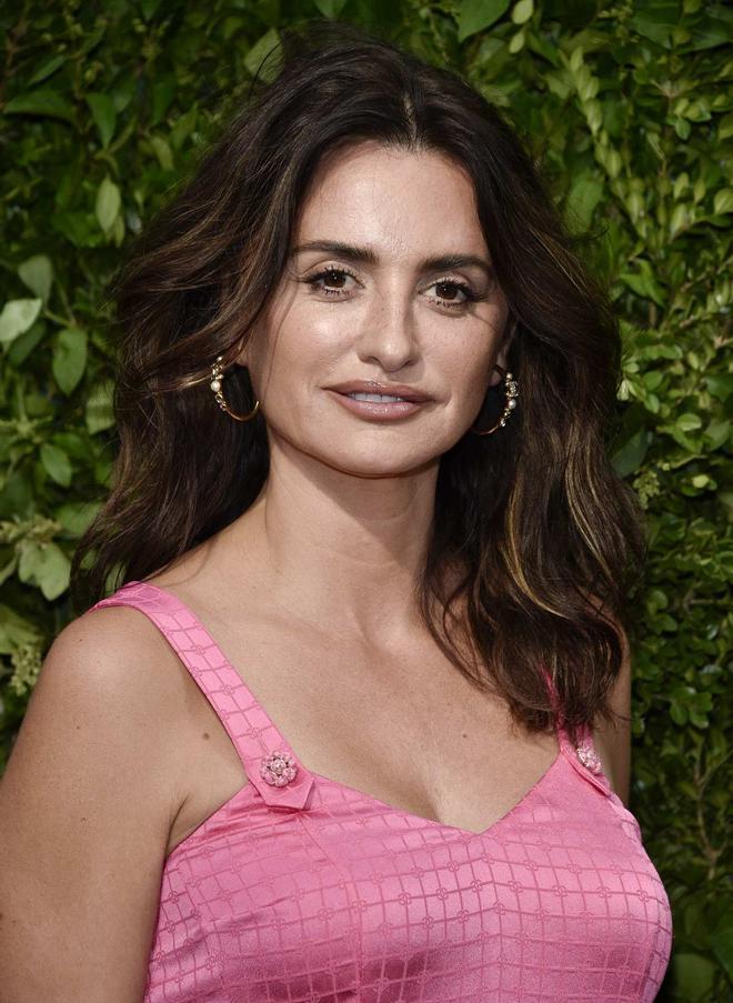 Penélope Cruz con pendientes de aro de Chanel