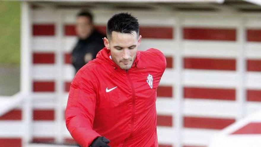 Isma López conduce el balón en el entrenamiento de ayer.