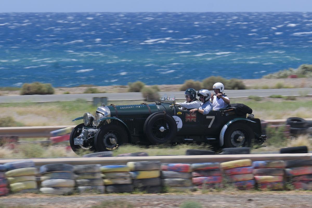 Darío Domínguez conduce el Bentley, el coche más antiguo de la prueba.