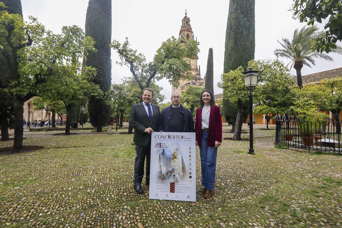 Autoridades en el Patio de los Naranjos, donde será el concierto.