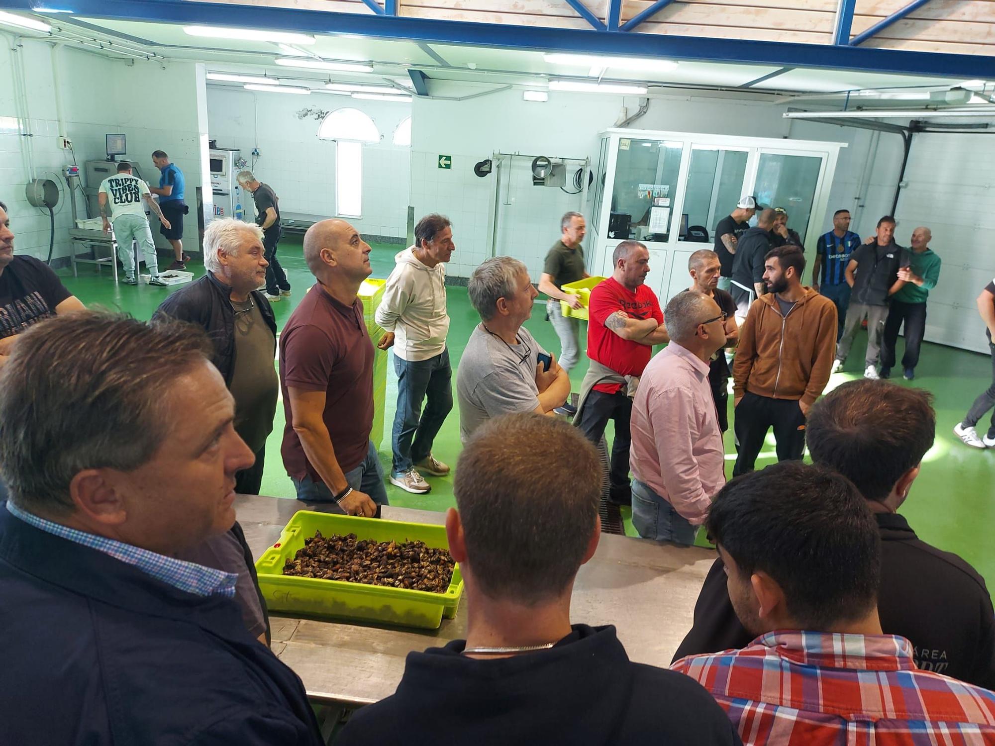 En imágenes: La primera subasta de percebe de la temporada en la rula de Puerto de Vega