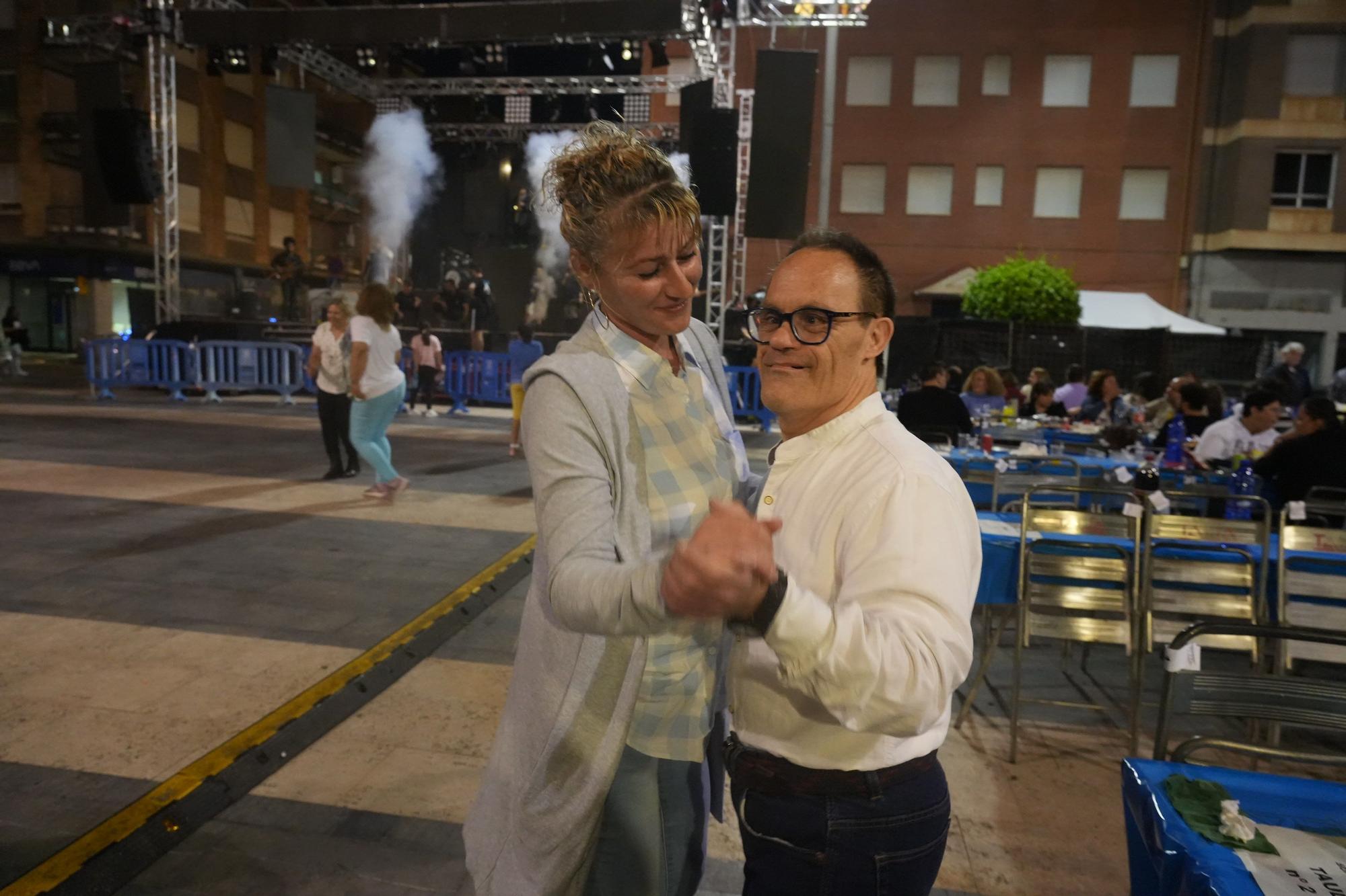 Búscate en la galería de fotos del 'sopar de pa i porta' de las fiestas de Almassora