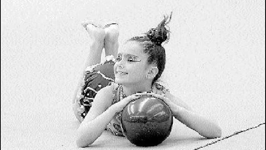 Una de las niñas, durante el ejercicio de pelota.