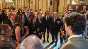 La família reial disfruta al Liceu