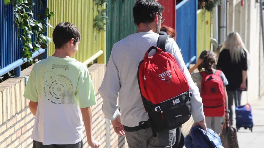 Familias, a la salida
del colegio. | P. Hernández