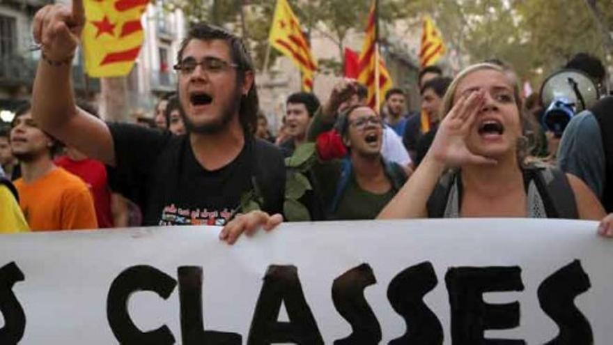 Cientos de universitarios marchan a favor del 9N en Barcelona