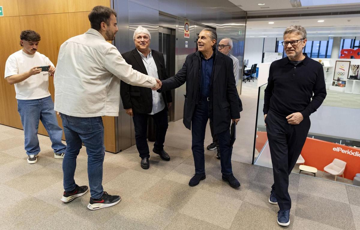 El seleccionador saluda al redactor de basket, Marc del Río, en su visita a la redacción.