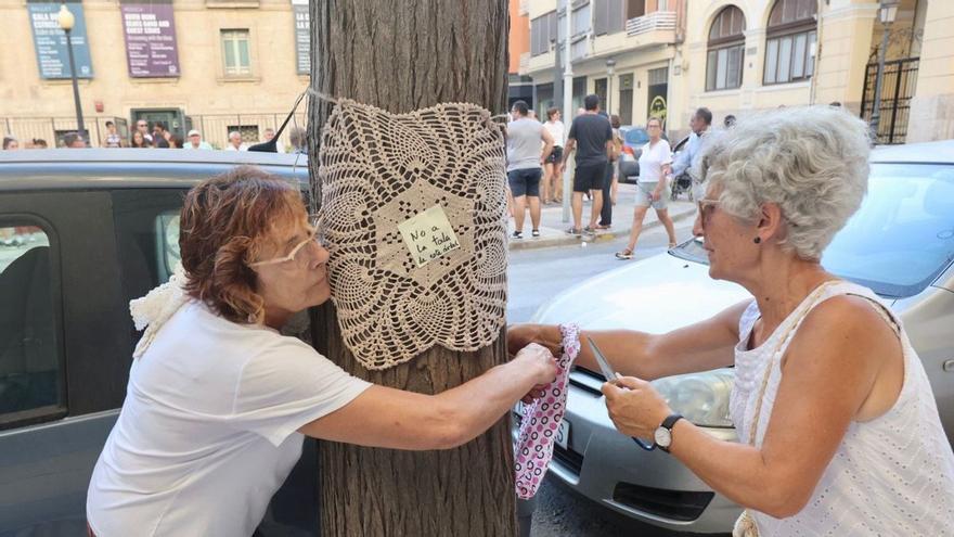 Protesta en Alicante contra la tala de las melias en la avenida de la Constitución