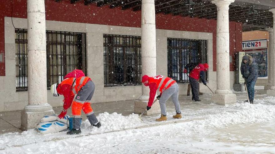 Voluntarios quitan nieve en Tordesillas.