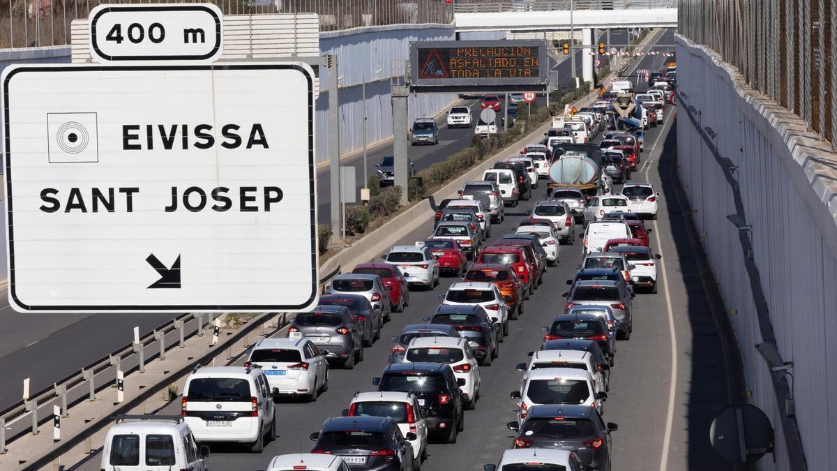 Atasco en una carretera de la isla