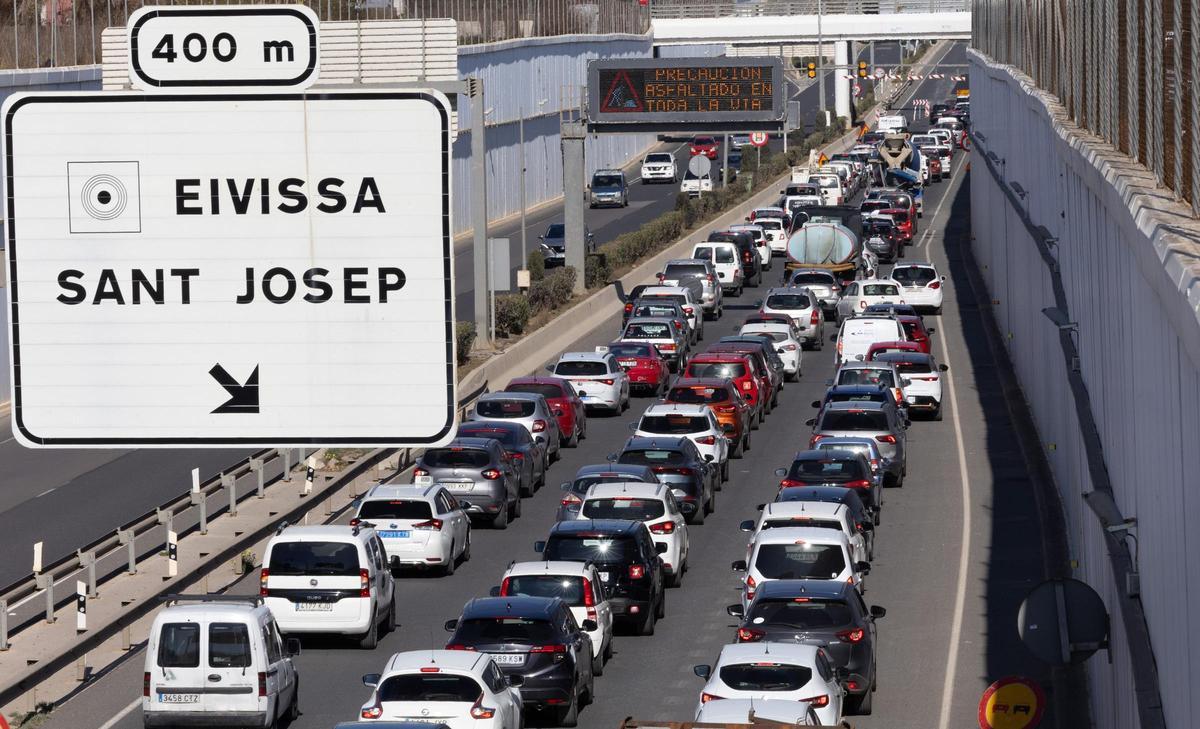 Atasco en una carretera de la isla