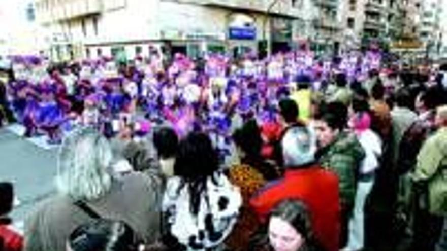 Miles de carnavaleros despiden en San Roque cuatro días de festejos