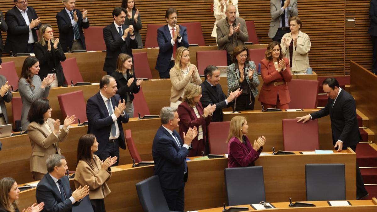 La bancada popular a Pérez Llorca, tras su intervención.