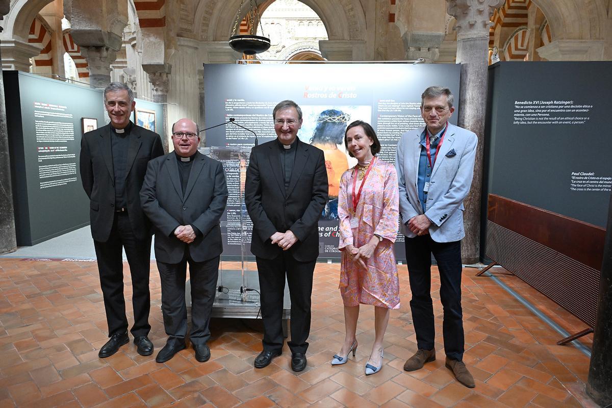 Inauguración de la exposición temporal 'Colección Rostros de Cristo' en la Mezquita-Catedral.