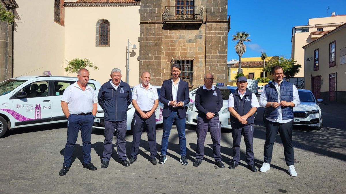 Un grupo de taxistas con la nueva uniformidad, junto al alcalde y el concejal de Seguridad, ayer.