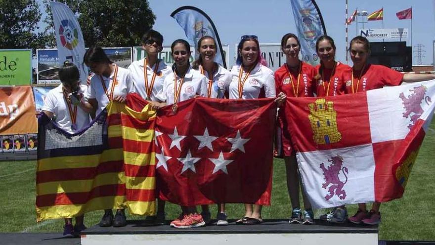 El equipo de Henar Quintano, en el podio.