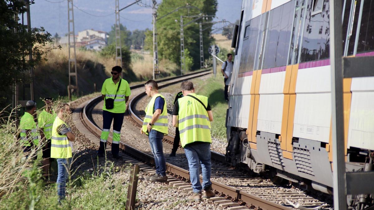 Cortada la R3 por el choque de un tren con un camión al paso de vías entre Sant Miquel de Balenyà y Hostalets, sin heridos