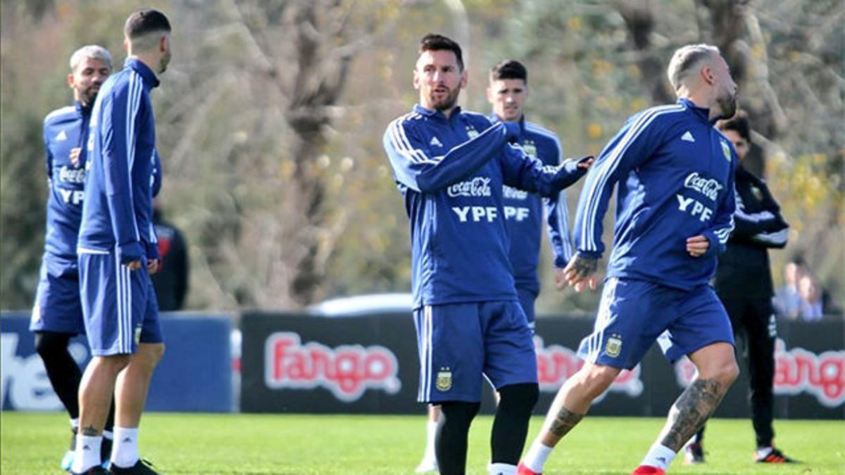 Messi se entrena con Argentina por primera vez