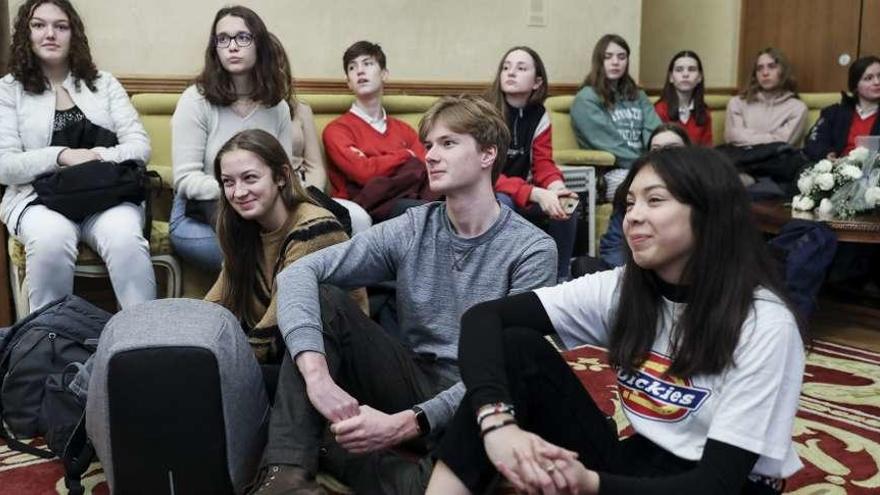 Alumnos del Corazón de María y estudiantes &quot;erasmus&quot;, durante la recepción en el Ayuntamiento.