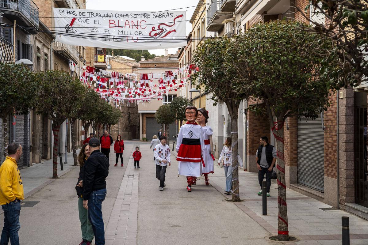 Imatges de l'estrena dels nous gegantons de l'Agrupació Sardanista de Súria, el Miquel i la Maria