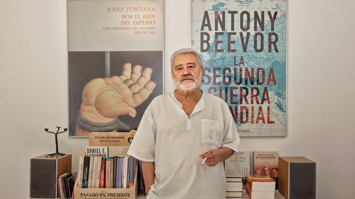 El editor y escritor Gonzalo Pontón, en el despacho de su editorial, Pasado &amp; Presente, en Barcelona.
