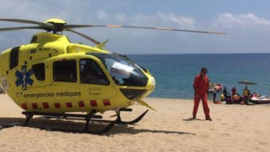 Imatge d&#039;arxiu d&#039;un rescat amb helicòpter en una platja gironina