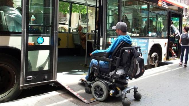 Una persona amb mobilitat reduïda entrant en un autobús