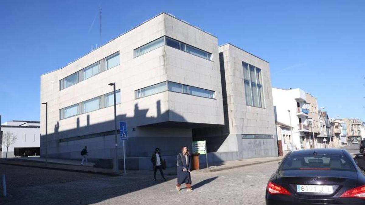 Fachada de la Casa Consistorial de A Illa de Arousa.