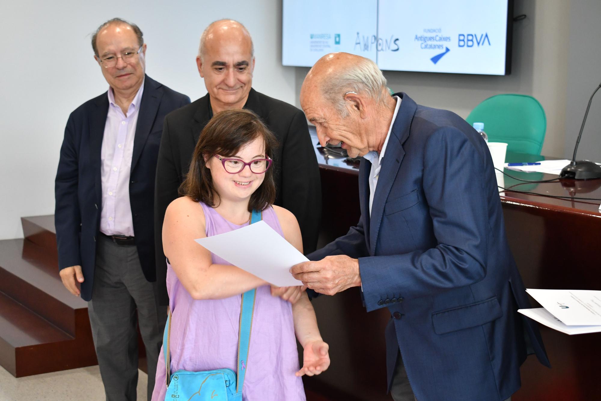 Acte de la graduació. Sebastià Catllà, president d&#039;Ampans, amb una alumna