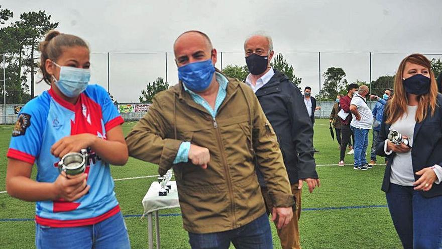 El Concello de Vilanova homenajeó ayer al equipo femenino de la SD Chispa de Corón por haber ganado la liga y ascender a la 1ª Autonómica del fútbol femenino.