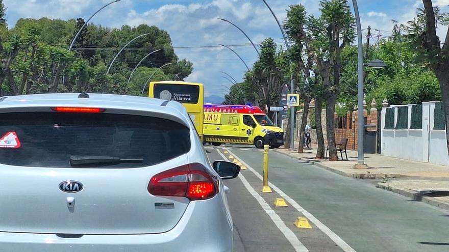 Un coche embiste a dos ciclistas y se da a la fuga en Vila-real